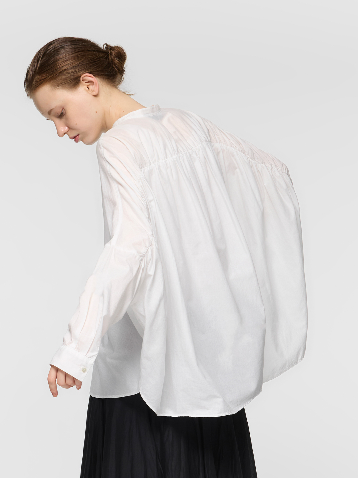 back gather shirt / off white