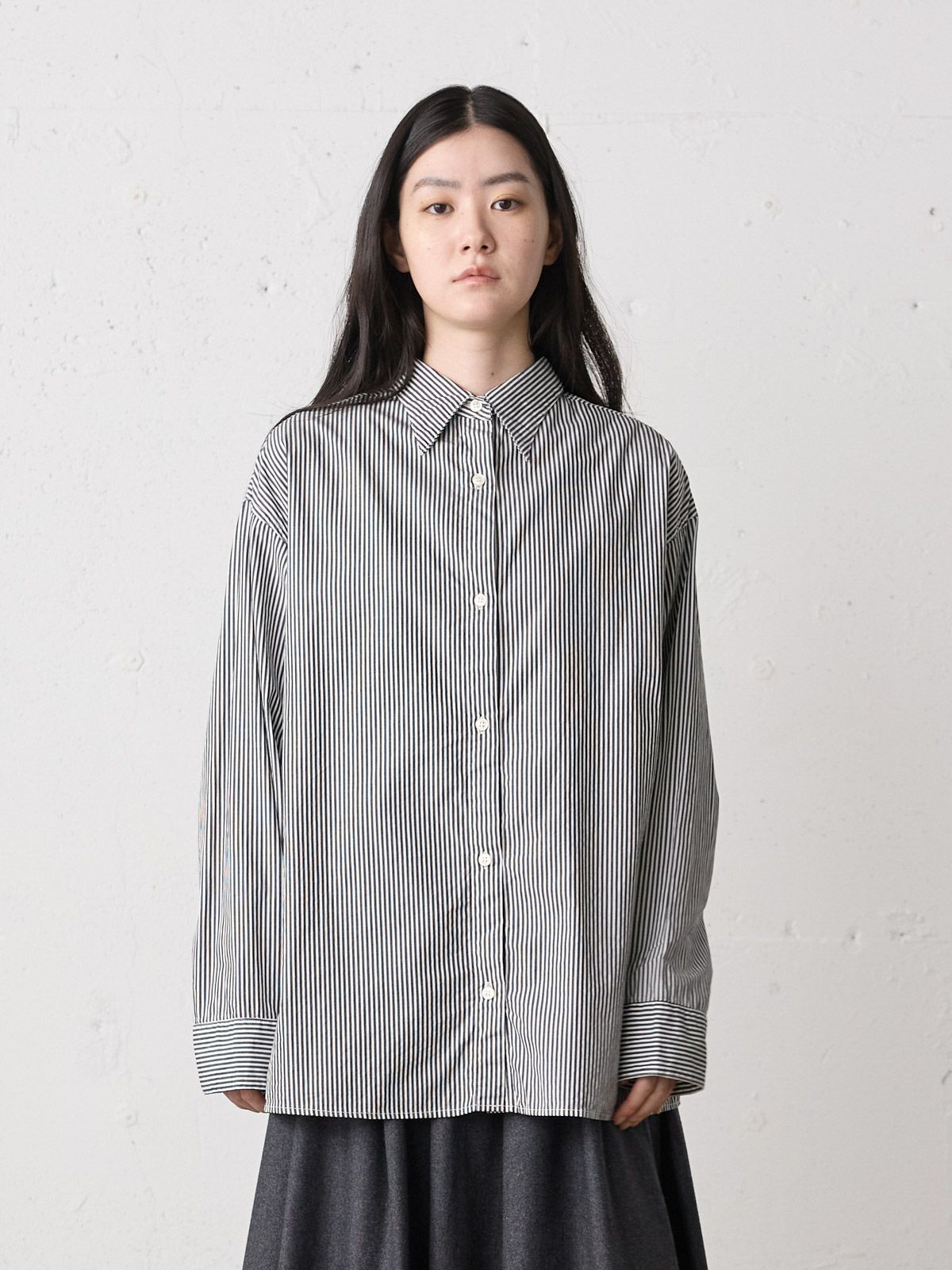 pointed collar stripe shirt / black