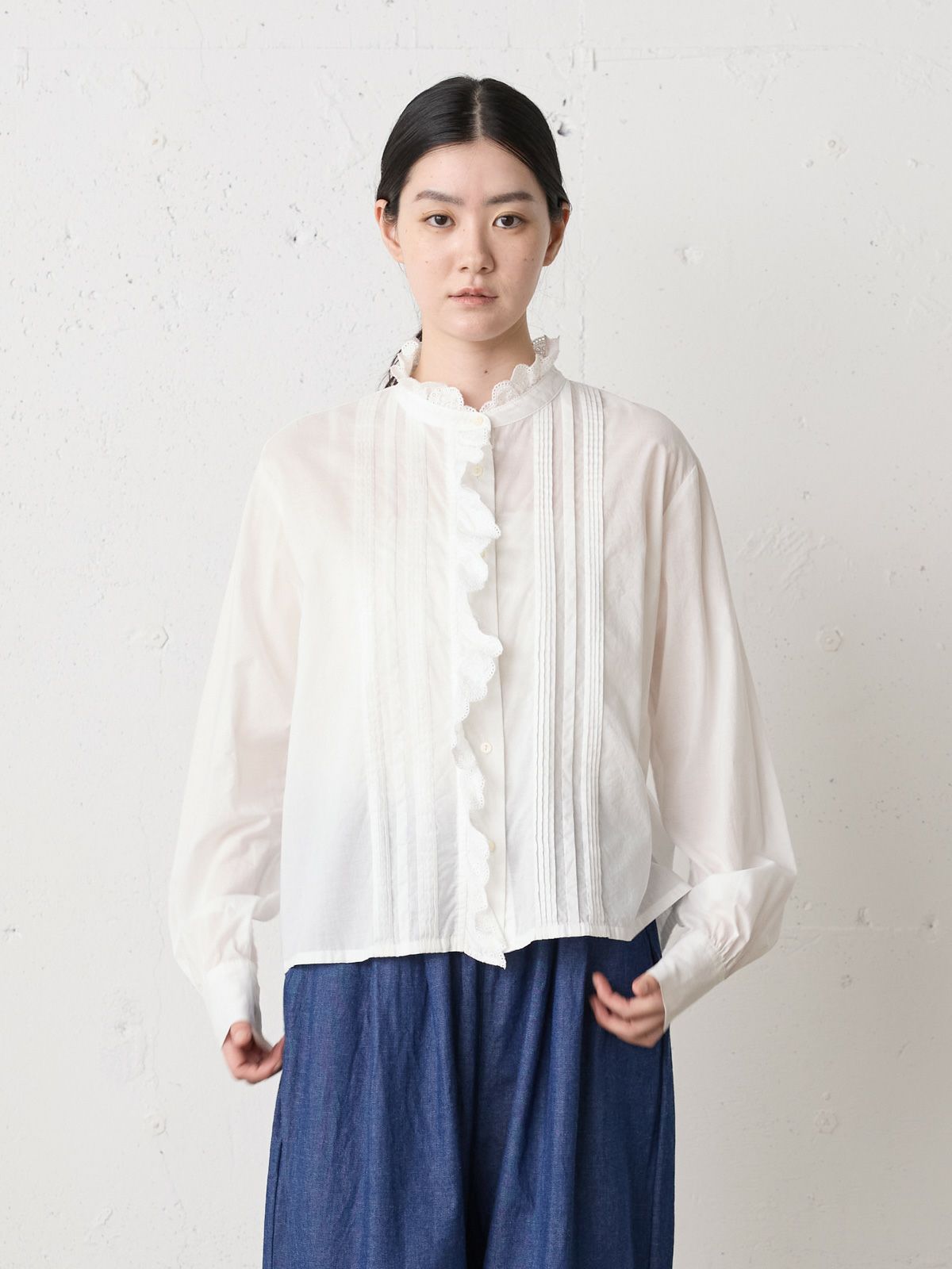 pin tuck lace shirt / off white
