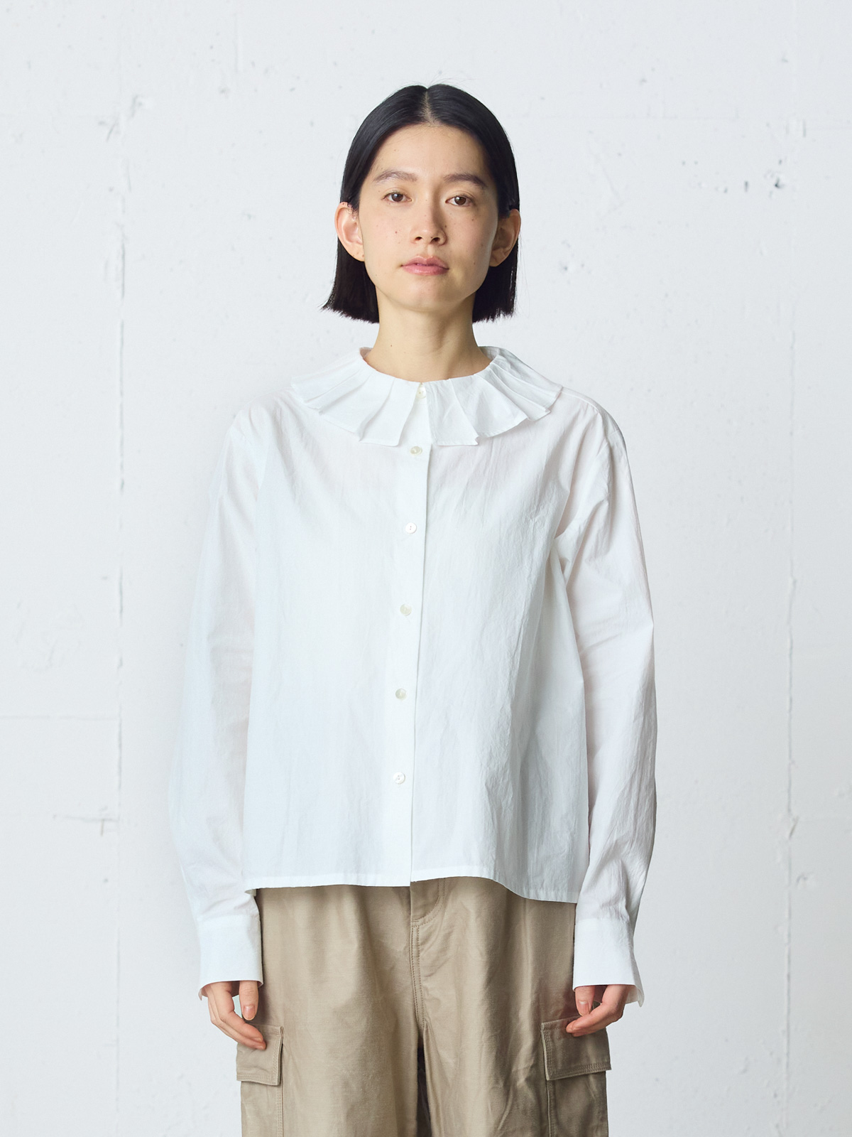 tuck collar shirt / off white