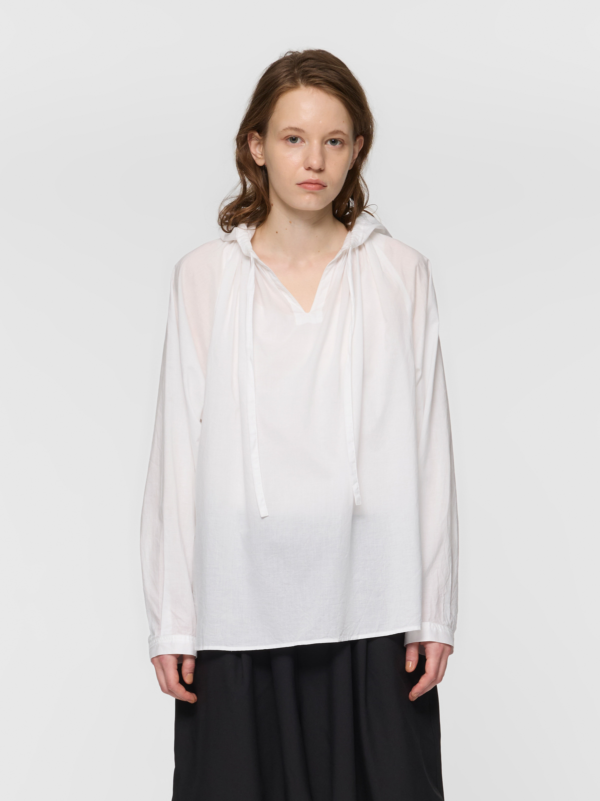 hooded gather neck shirt / off white