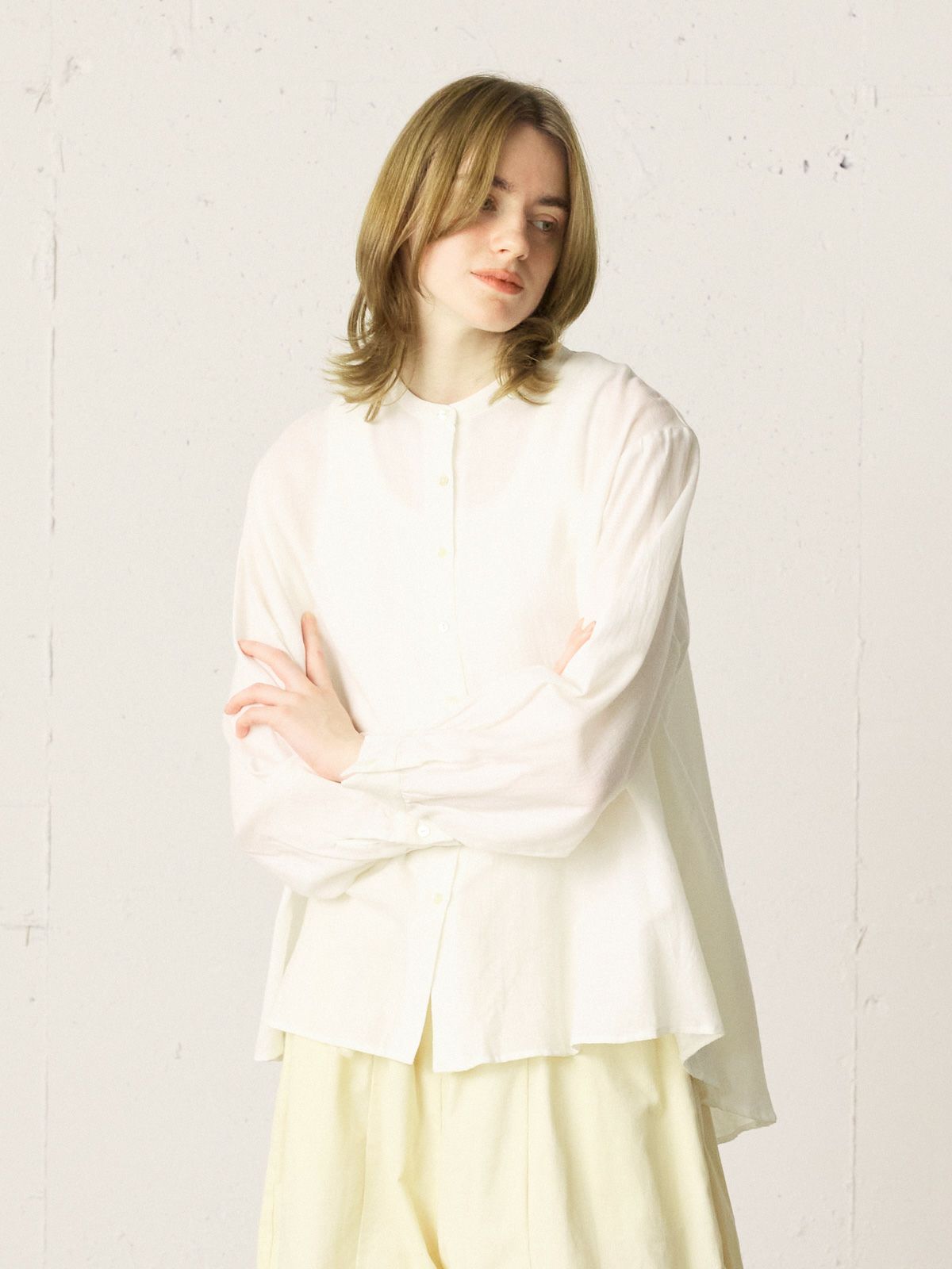 A line band collar shirt