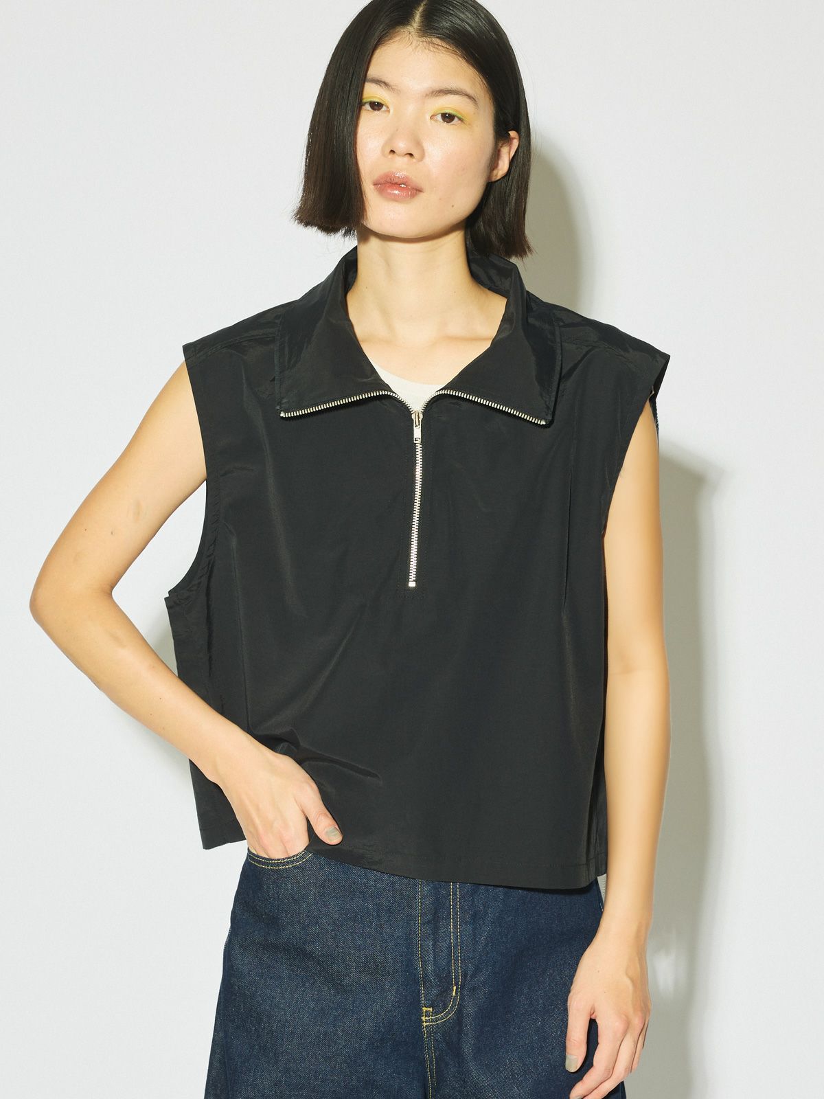 C/Ny high neck zip vest.M