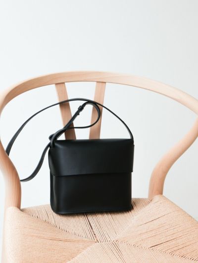 COURTNEY ORLA レザーショルダーバッグ HUG SHOULDER s BAG