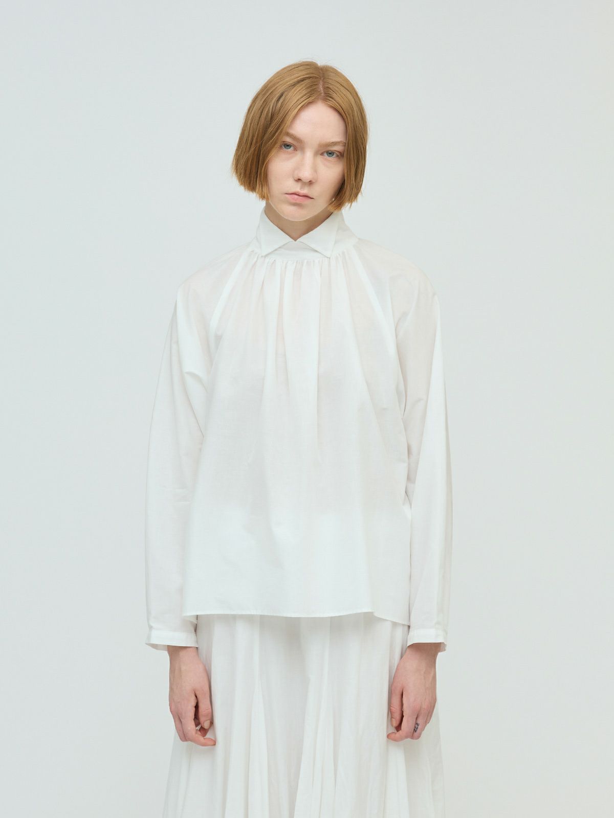stand shirt collar gathered shirt / off white