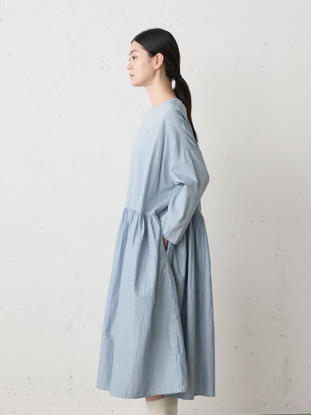 MidiUmi シャンブレーギャザーワンピース｜ MARcourt ONLINE STORE