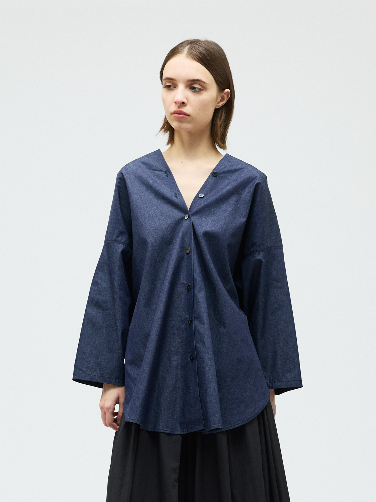minoruページ mizuiro ind Vネックデニムシャツ｜ MARcourt ONLINE STORE