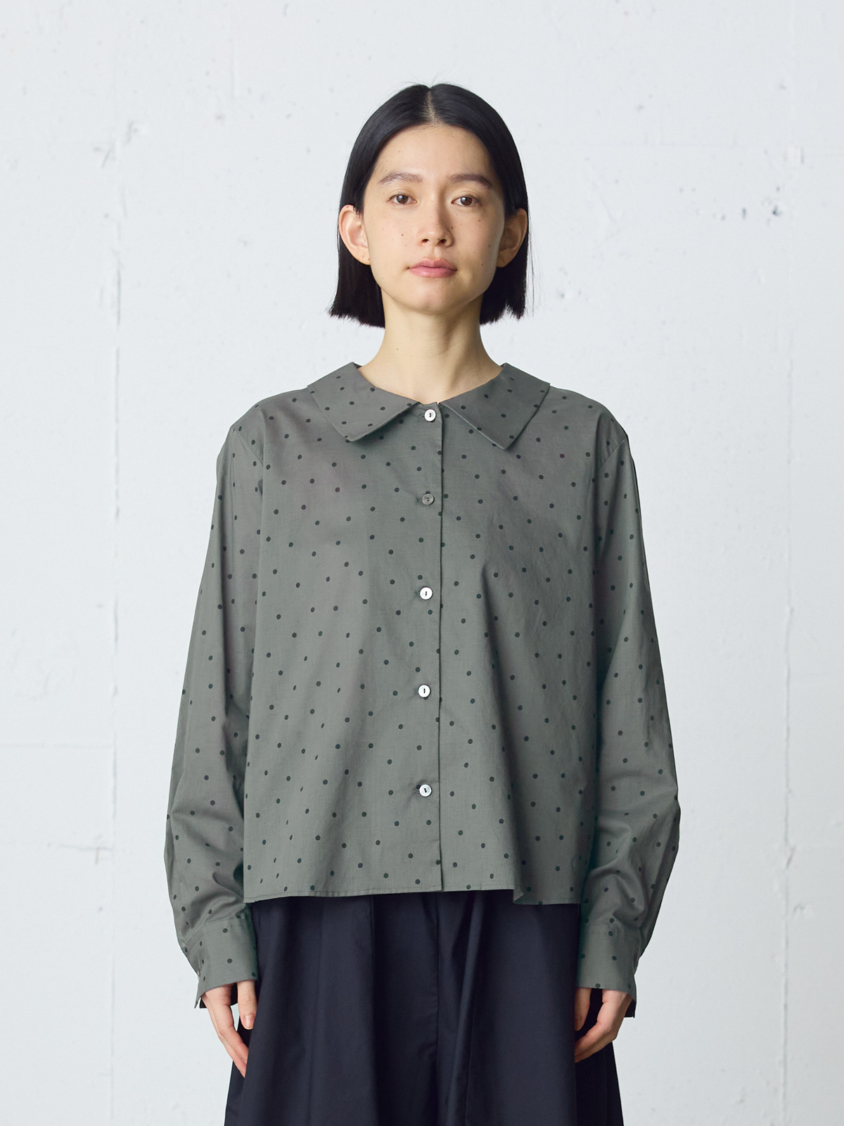 flat collar dots shirt