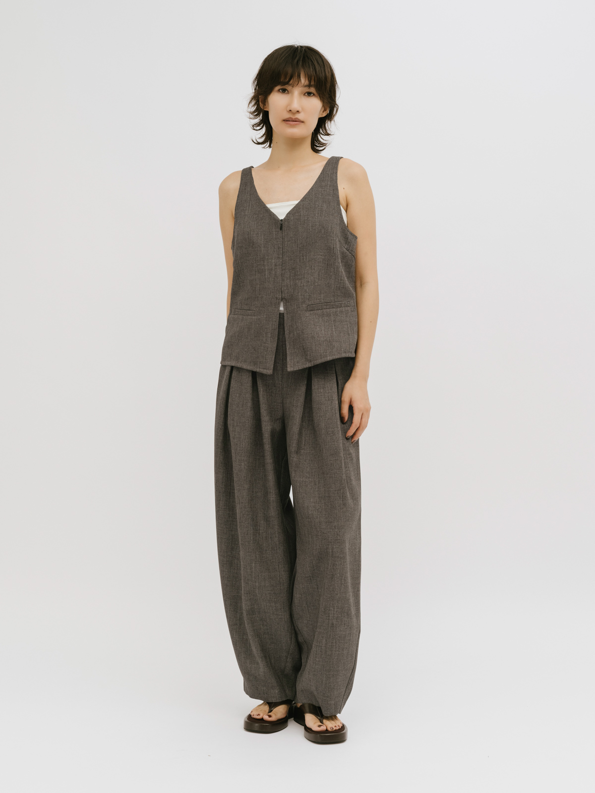 tuck curve barrel pants
